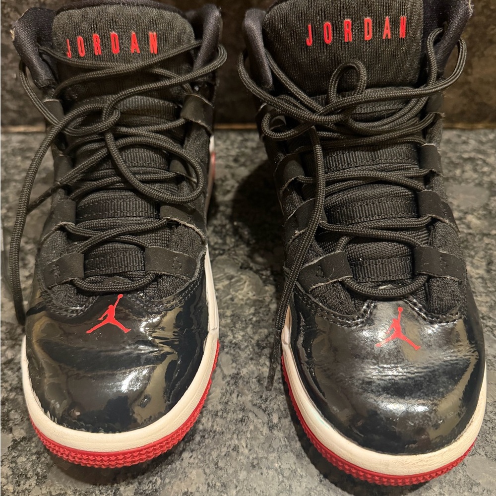 Nike Jordan Max Aura Kids size 1 Athletic Basketball shoes